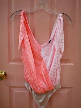 NWT✨ Polka Dot Tie-Shoulder Wrap Bodysuit in Coral & Light Pink L